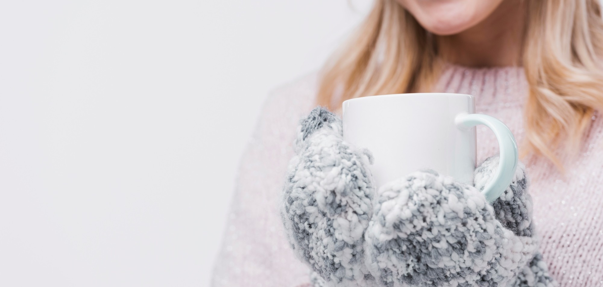 smiley-young-woman-holding-mug_winter_s